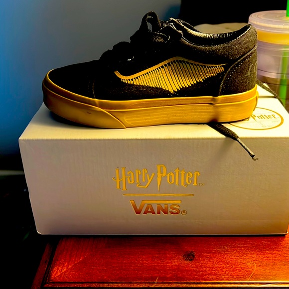 Harry Potter Golden Snitch Vans - Picture 1 of 2